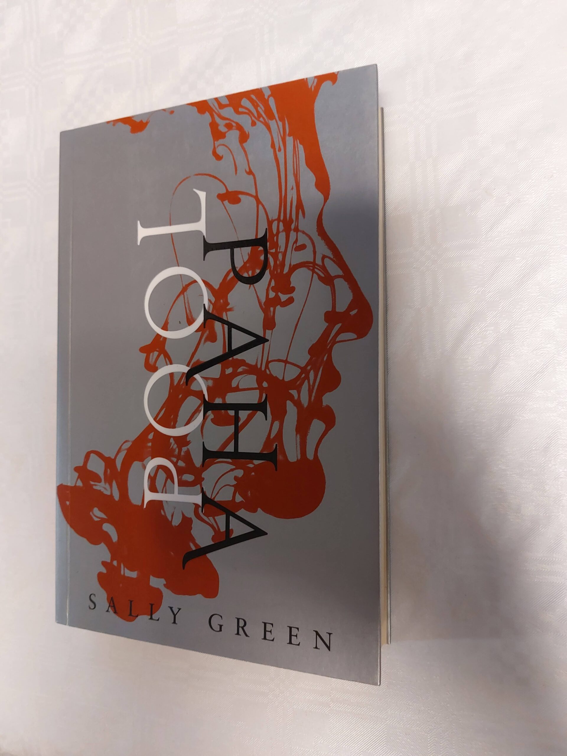 Pool paha. Sally Green. 2014