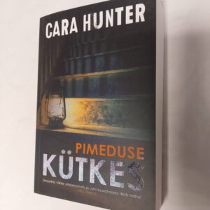 Pimeduse kütkes. Cara Hunter. 2019