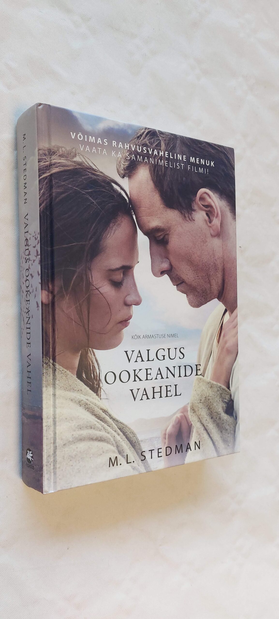 Valgus ookeanide vahel. M. L. Stedman. 2016