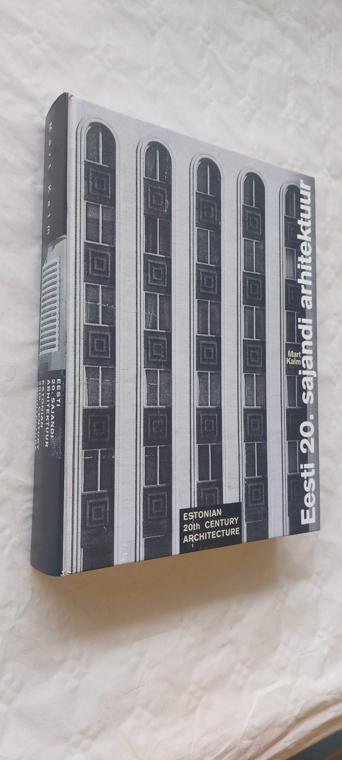 Eesti 20. sajandi arhitektuur. Estonian 20th century architecture. Mart Kalm. 2002