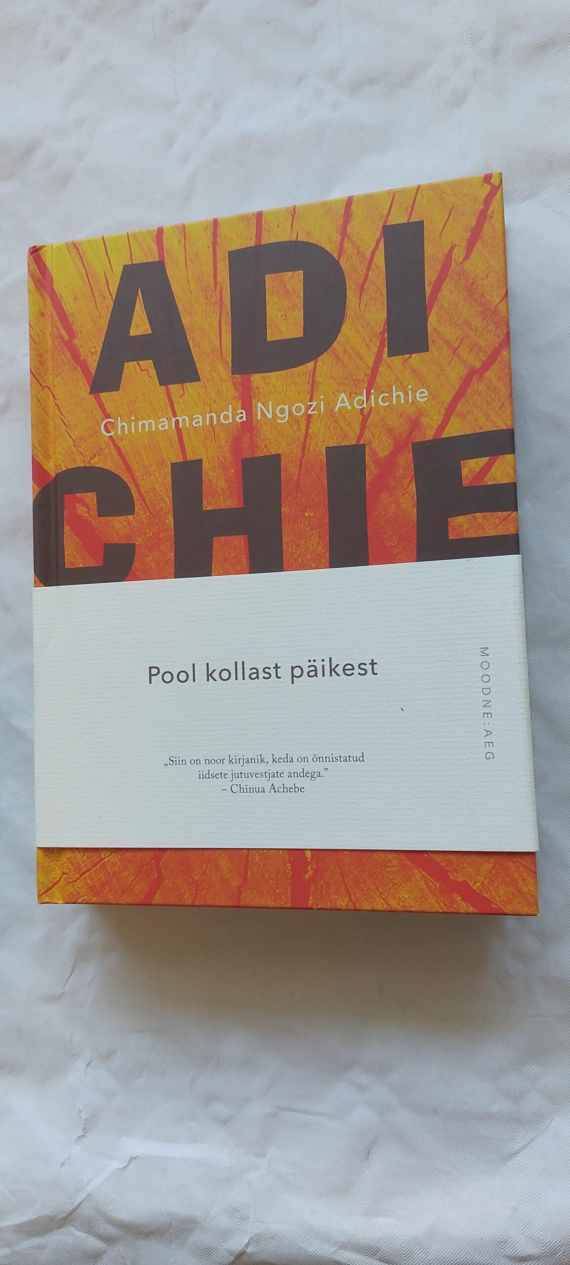 Pool kollast päikest. Chimanda Ngozi Adichie. 2018