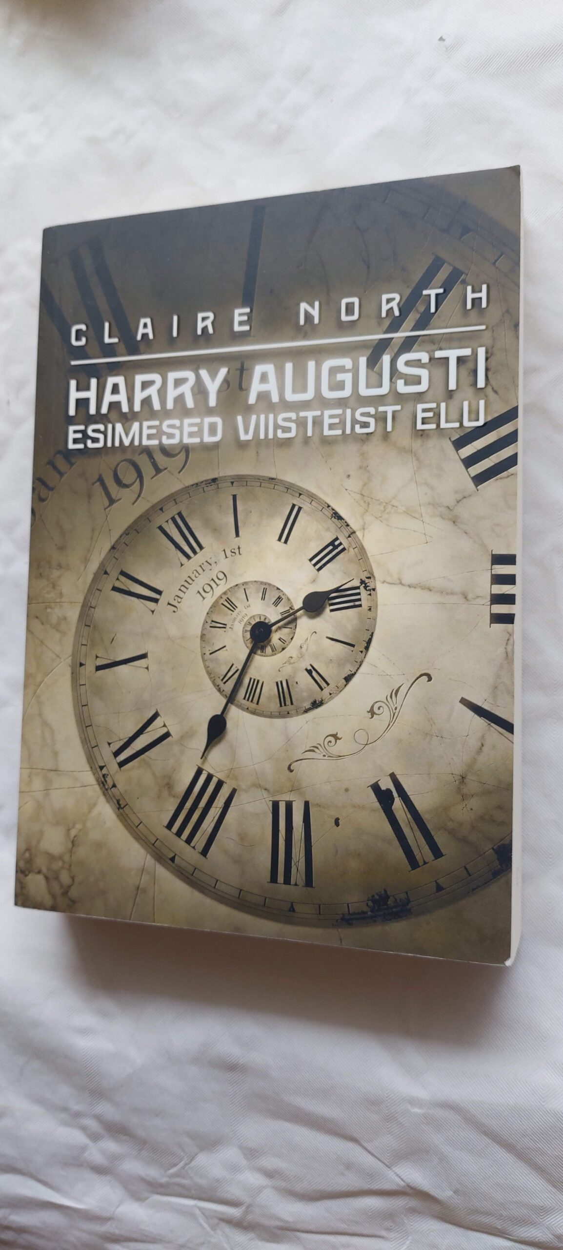 Harry Augusti esimesed viisteist elu. Claire North. 2015