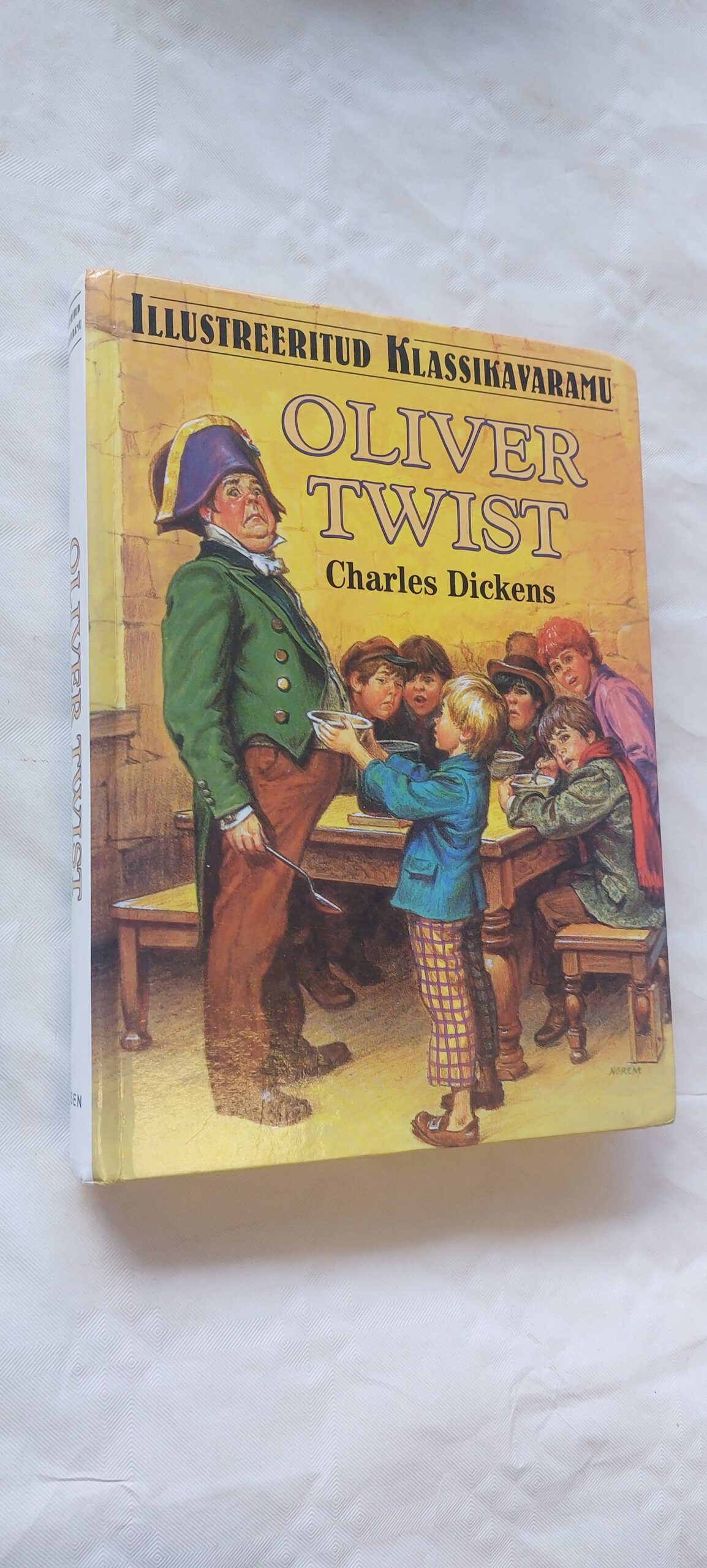 Oliver Twist. Charles Dickens. 2001