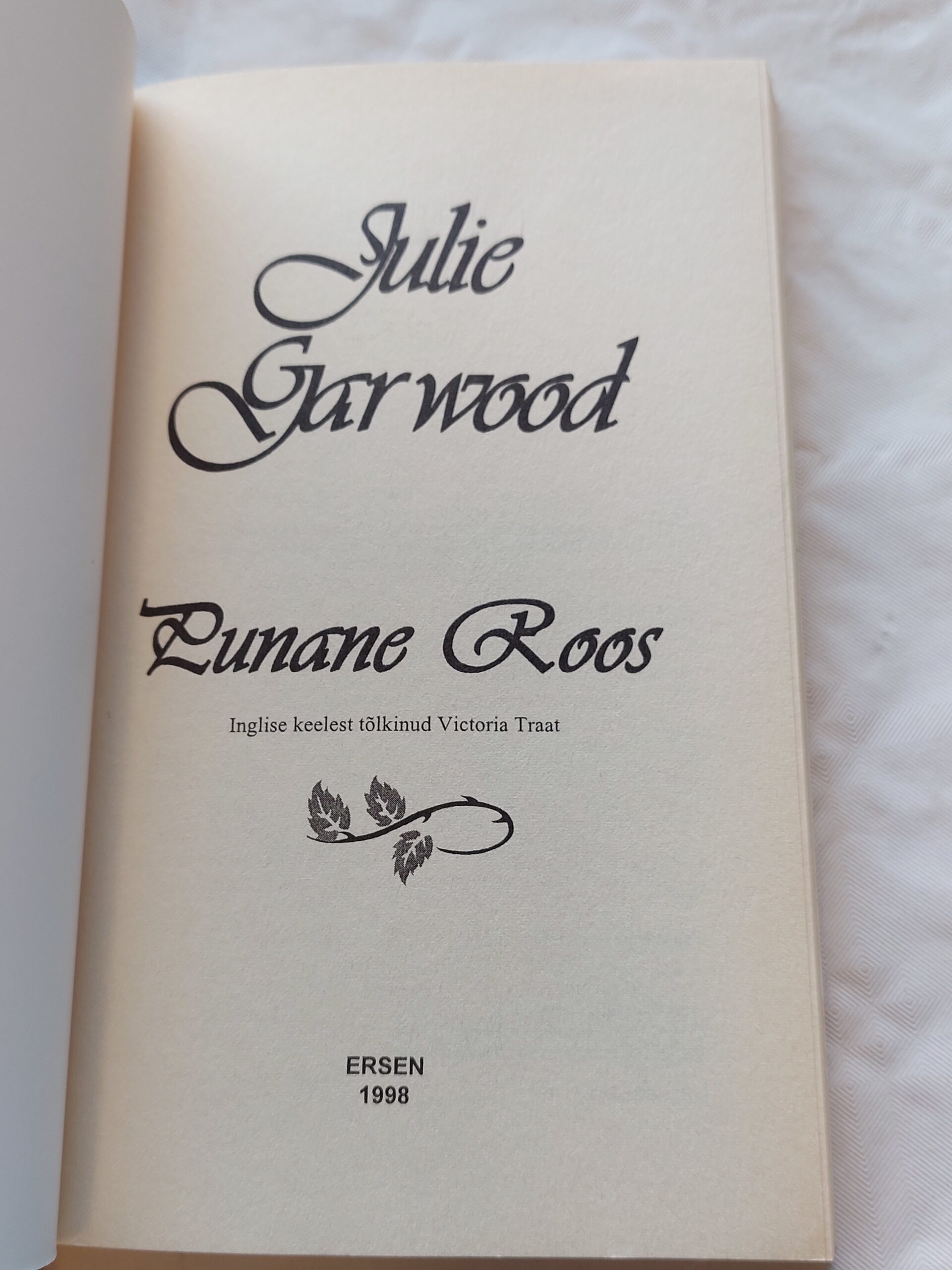 Triloogia "Clayborne'i pruudid". "Roosa roos", "Valge roos" ja "Punane roos". Julie Garwood. 1998 - Image 3