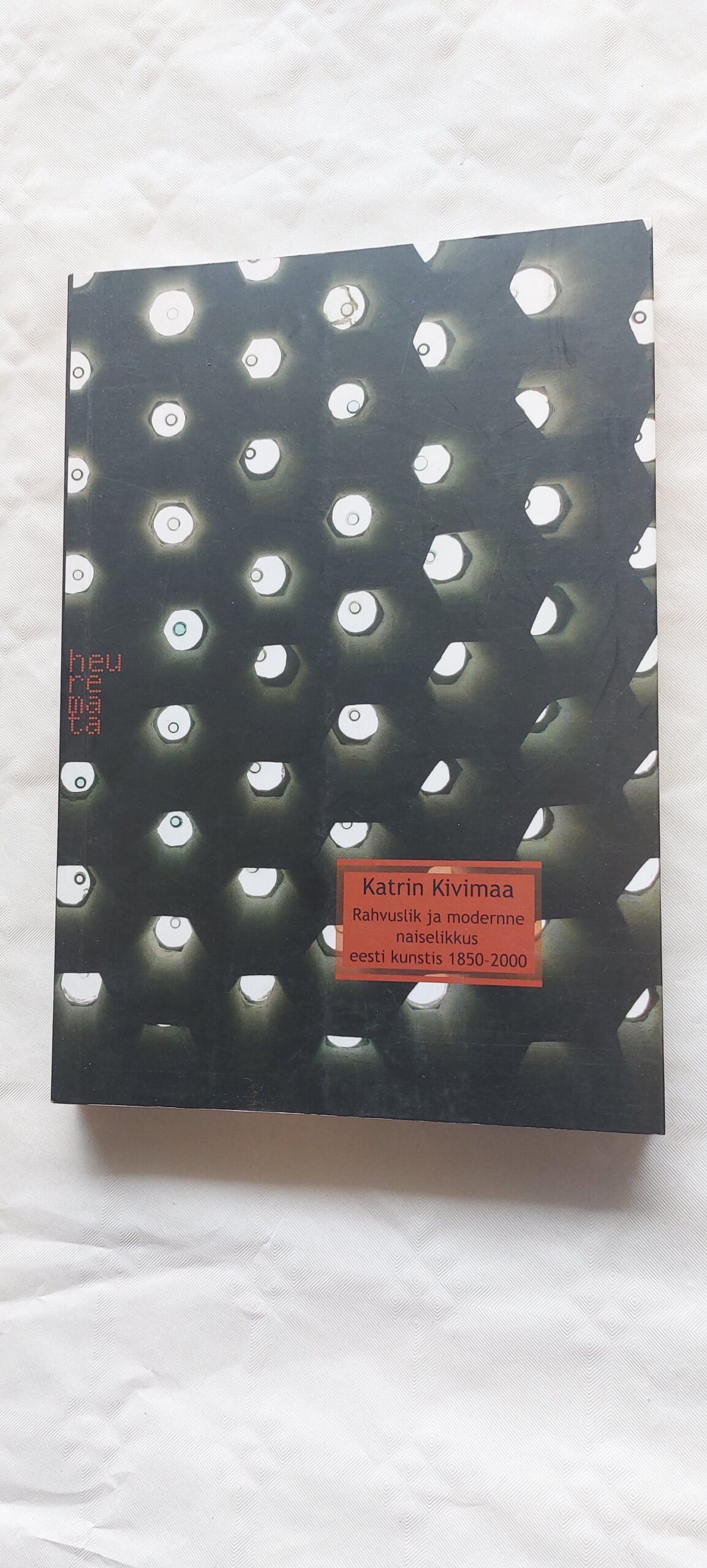 Rahvuslik ja modernne naiselikkus eesti kunstis 1850-2000. Katrin Kivimaa. 2009
