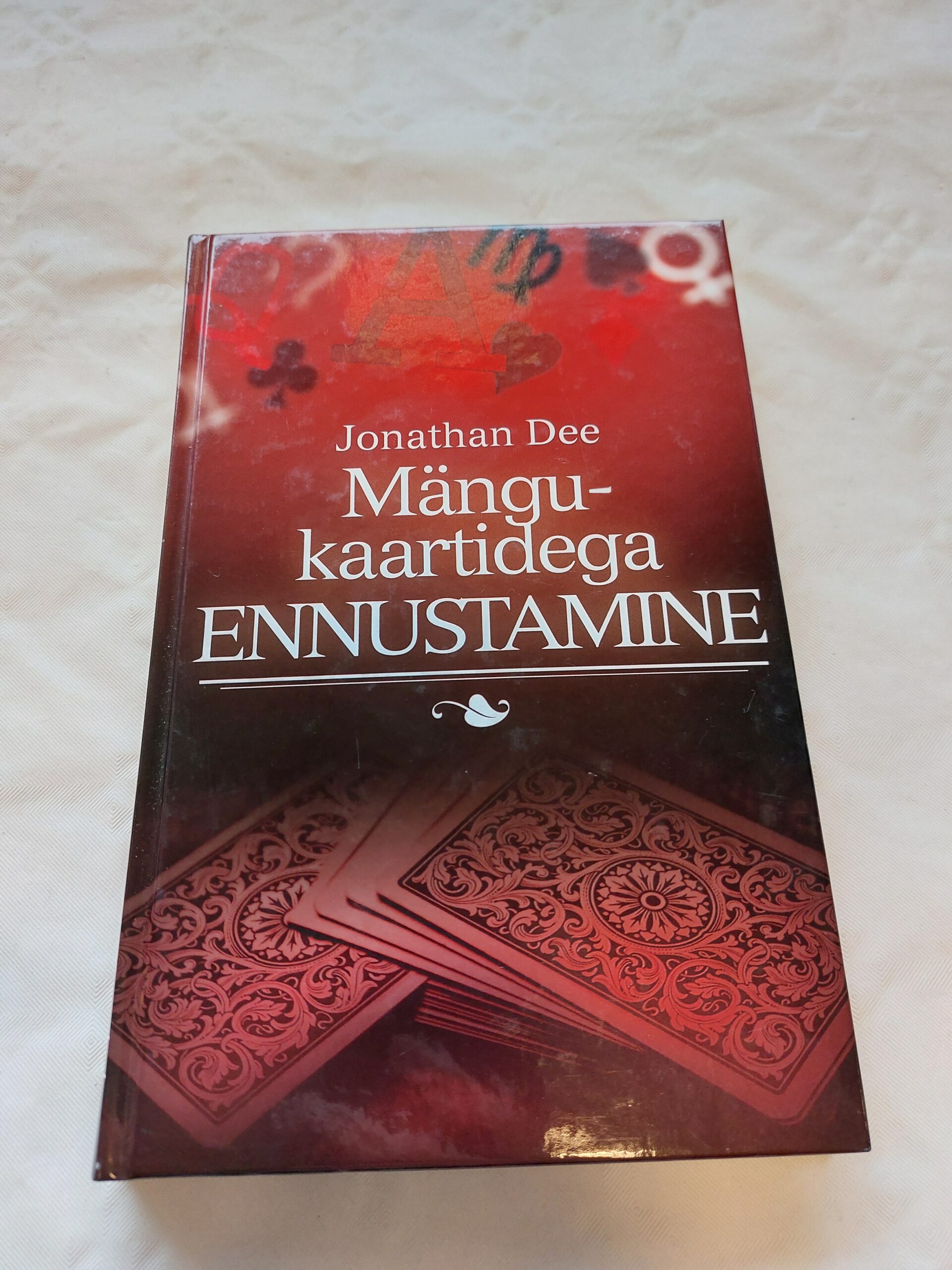 Mängukaartidega ennustamine. Jonathan Dee. 2008