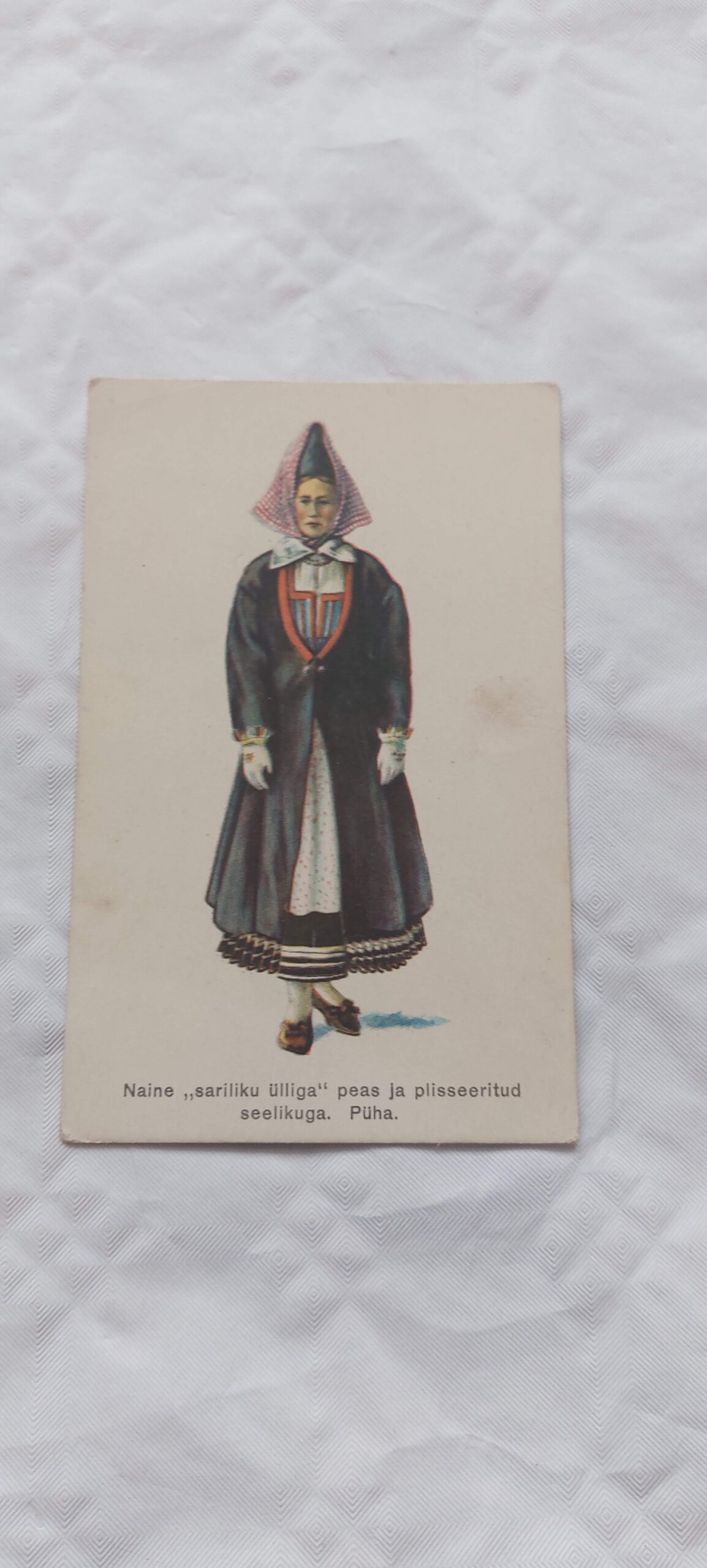 EW AEGNE POSTKAART. NAINE "SARILIKU ÜLLIGA" PEAS JA PLISSEERITUD SEELIKUGA. PÜHA.