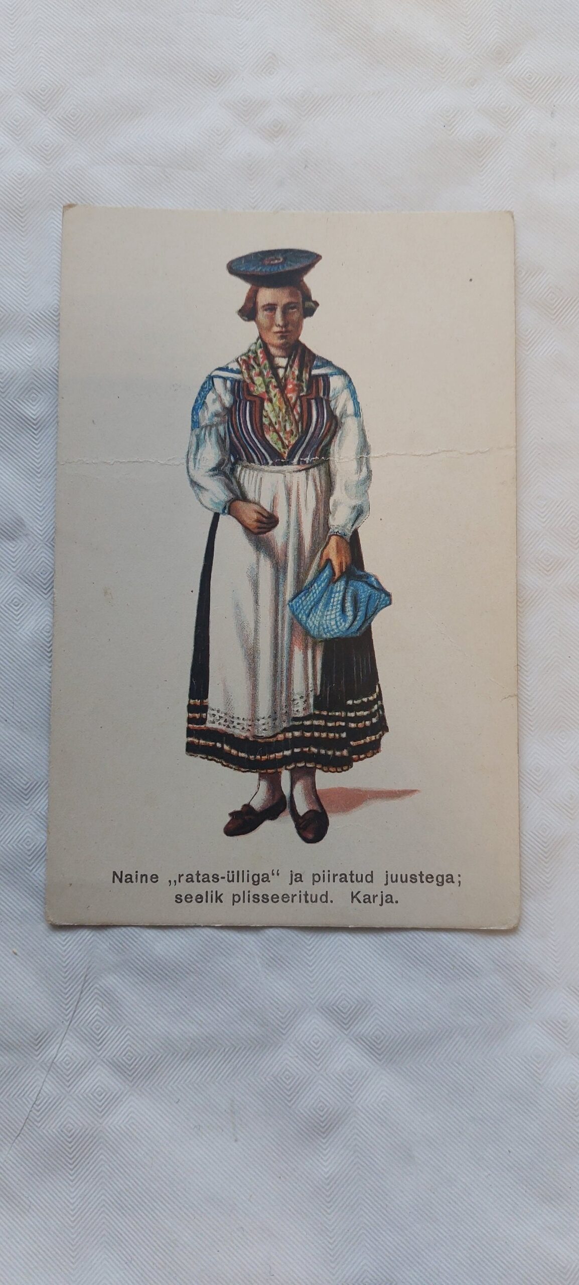 EW AEGNE POSTKAART. NAINE "RATAS-ÜLLIGA" JA PIIRATUD JUUSTEGA, SEELIK PLISSEERITUD. KARJA.