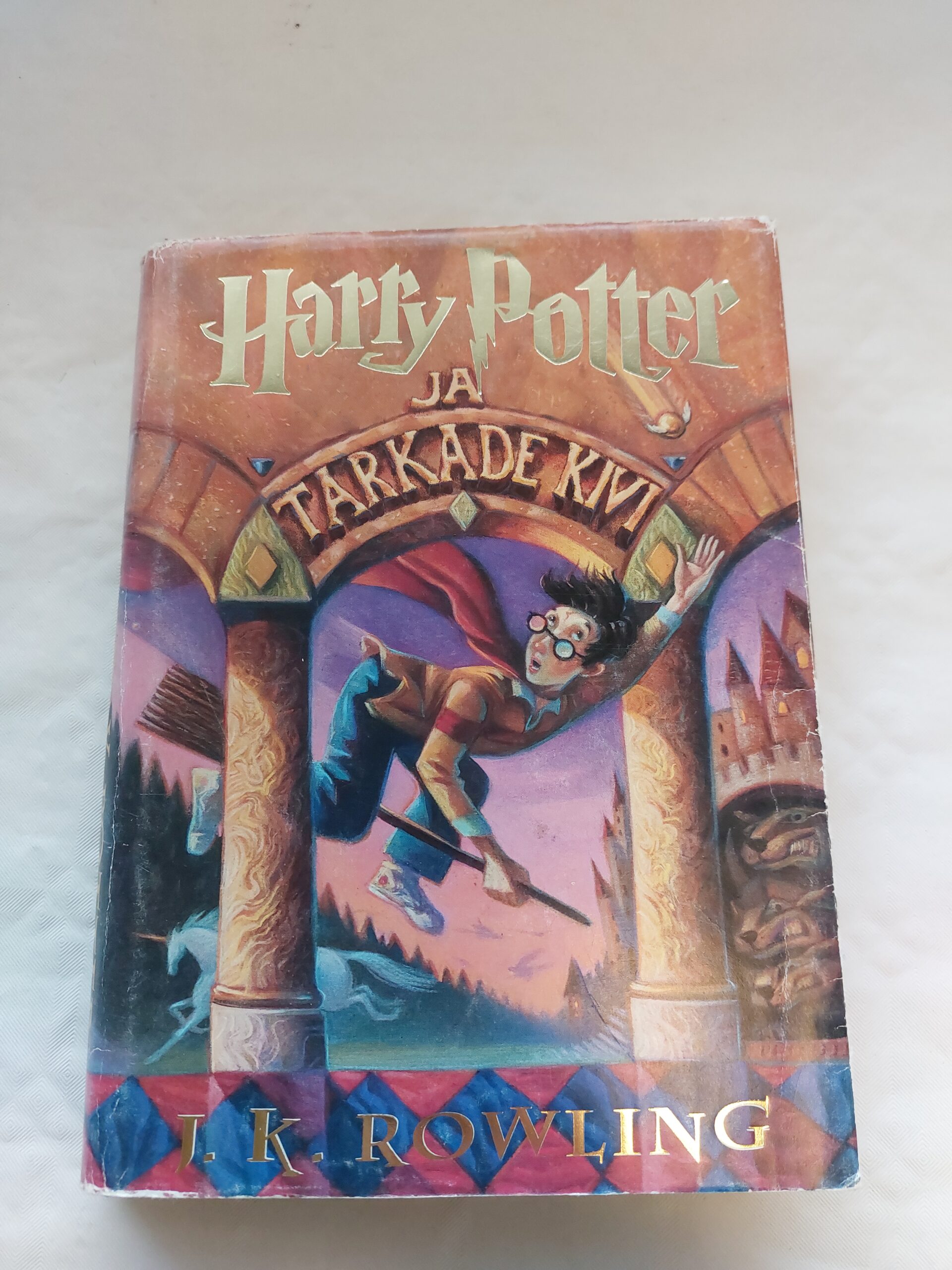 Harry Potter ja tarkade kivi. J. K. Rowling. 2000