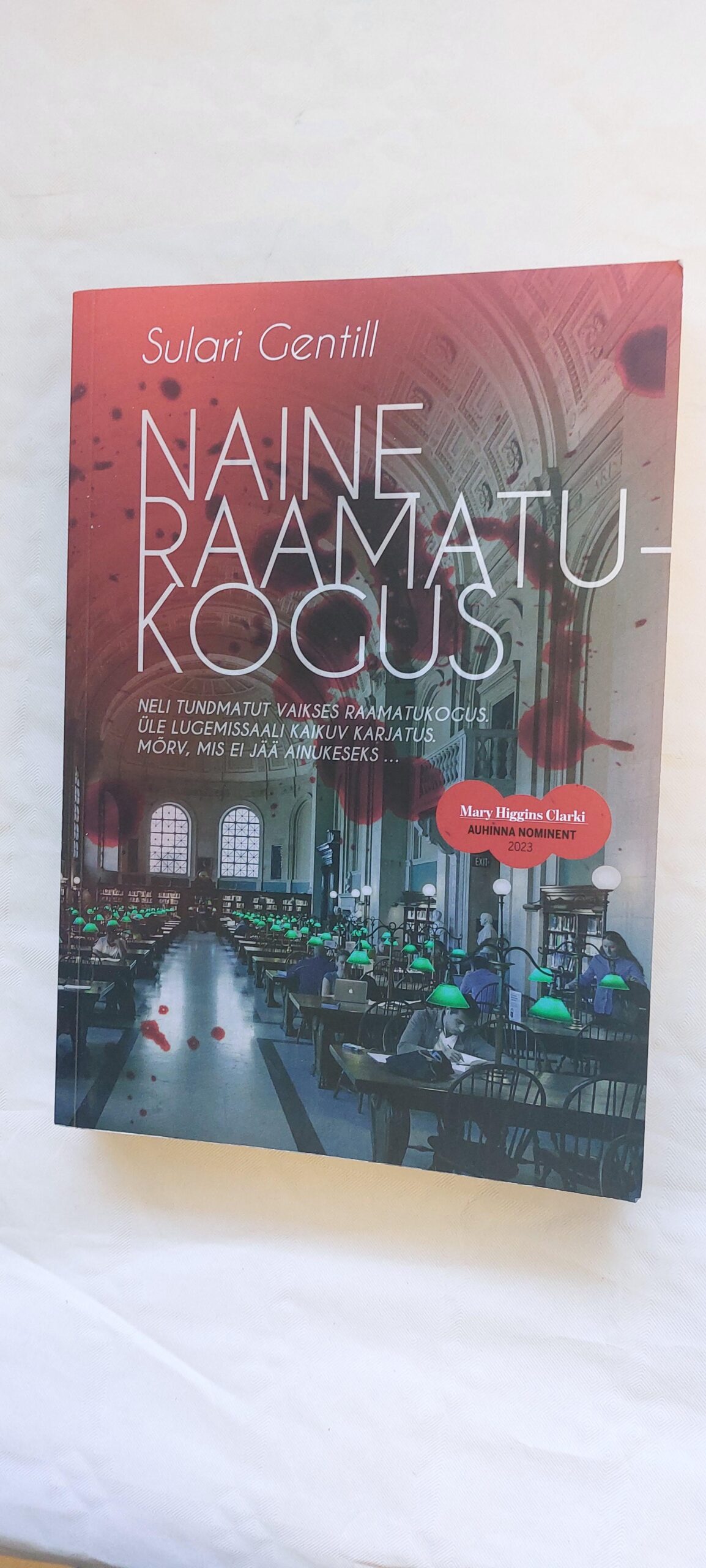 Naine raamatukogus. Sulari Gentill. 2023