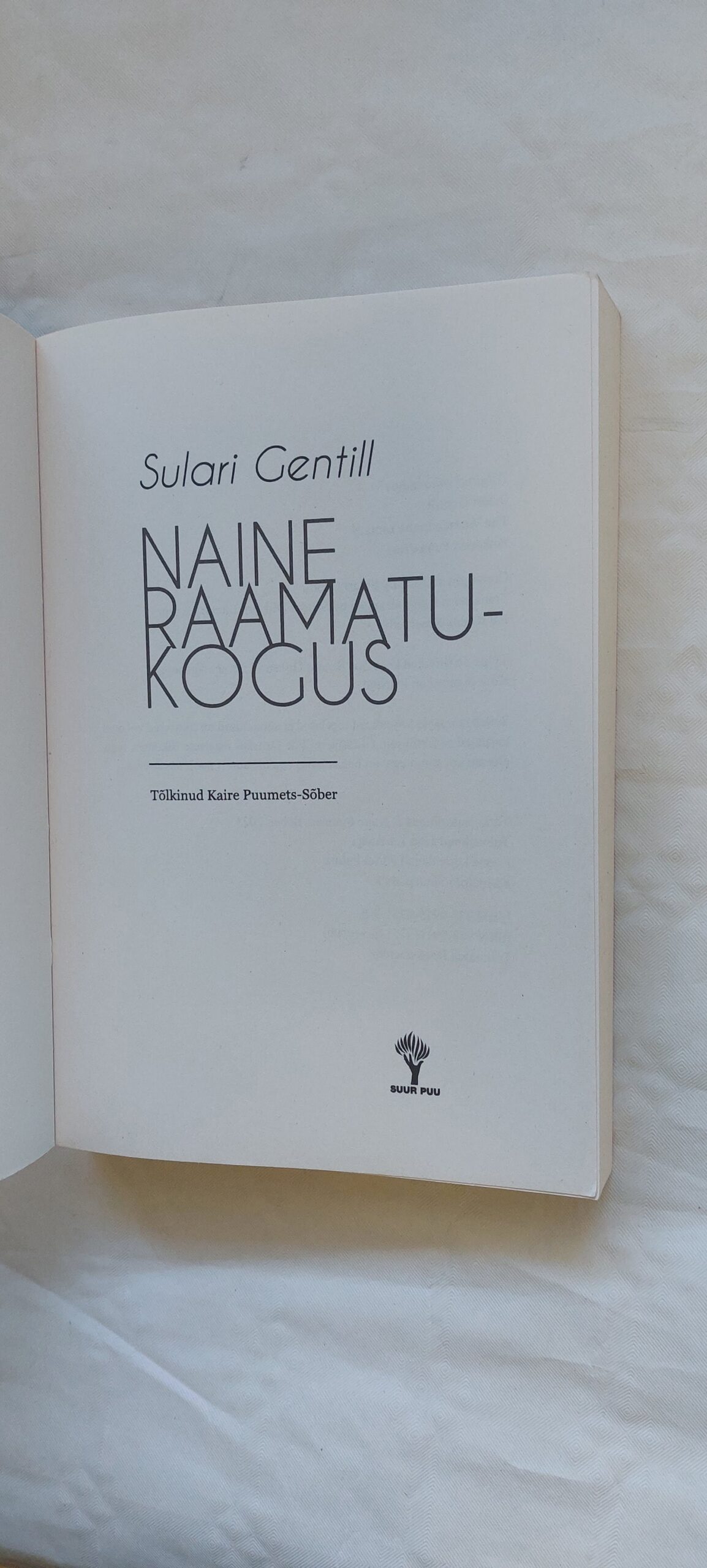 Naine raamatukogus. Sulari Gentill. 2023 - Image 2