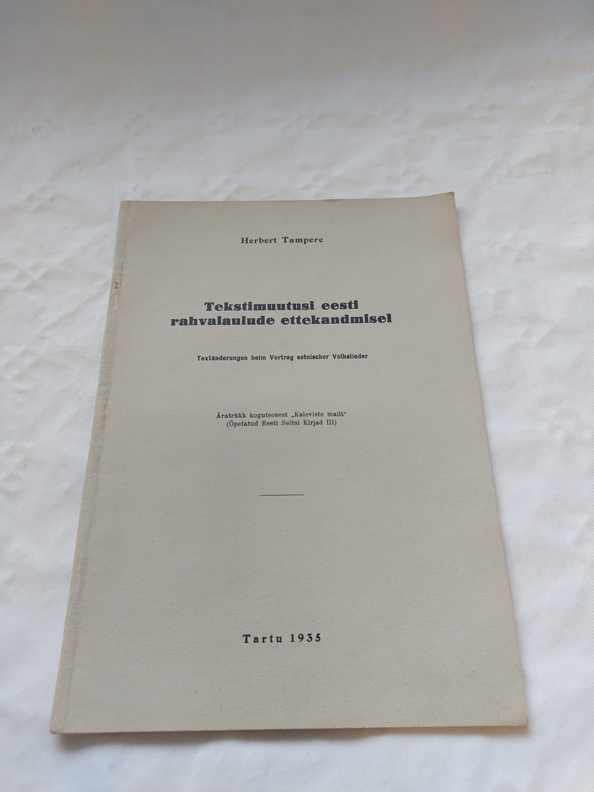 Tekstimuutusi eesti rahvalaulude ettekandmisel. Herbert Tampere. 1935