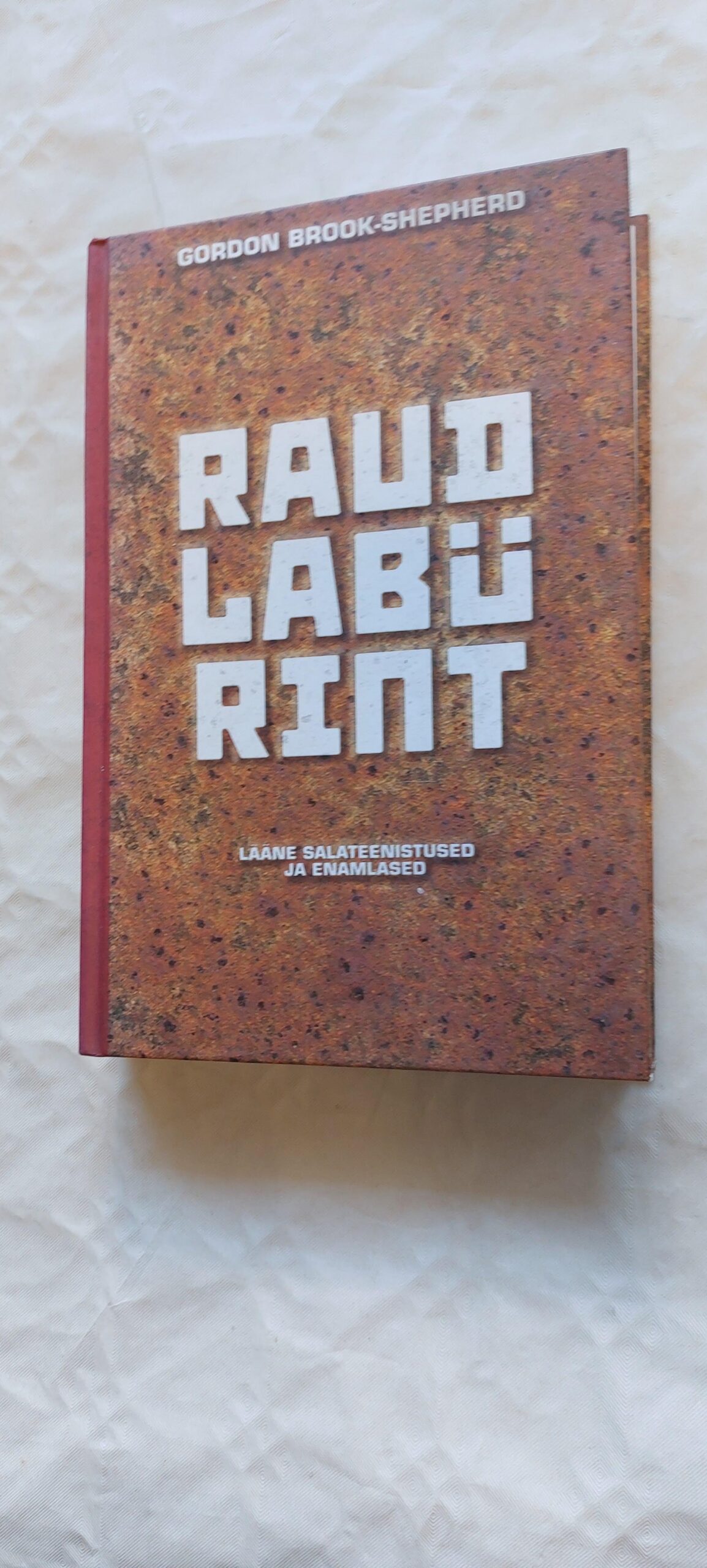 Raudlabürint. Gordon Brook-Shepherd. 2005