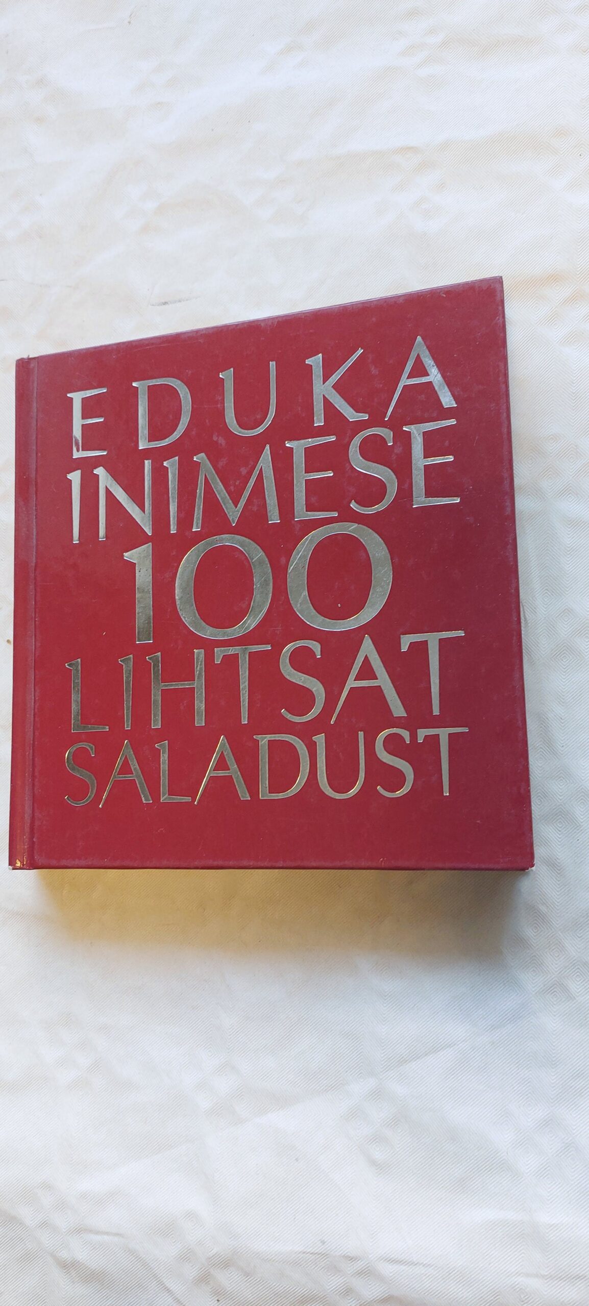 Eduka inimese 100 lihtsat saladust. 2004